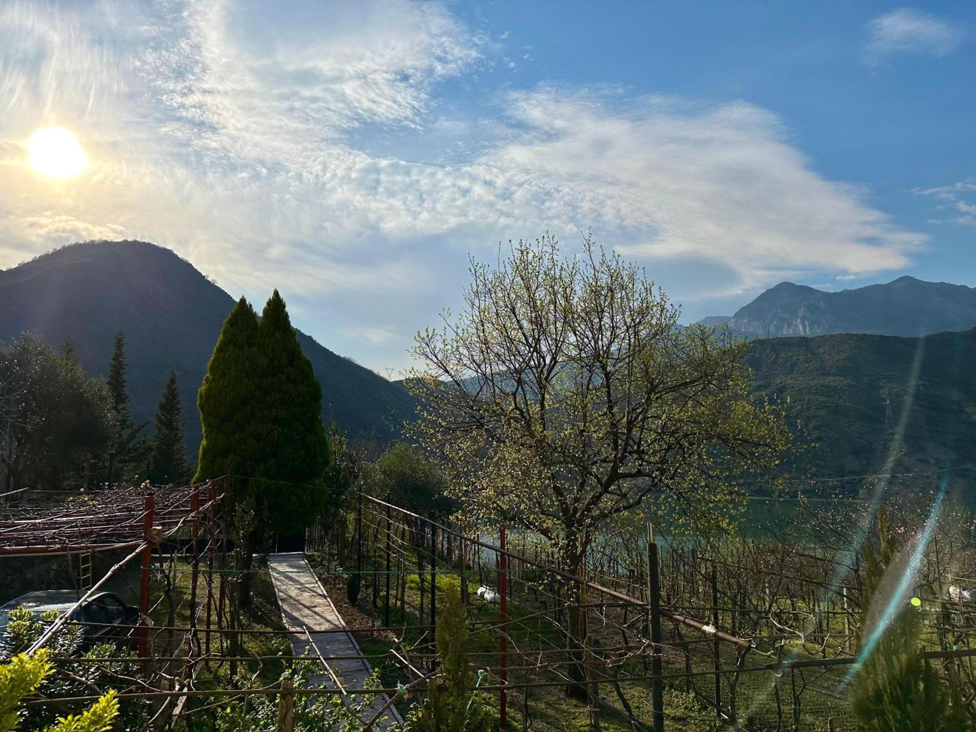 Lakeview Escape Koman エクステリア 写真